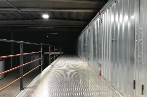 Gang met stalen opslagunits